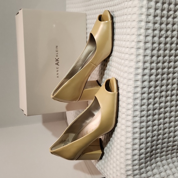 Anne Klein Pale Yellow Patent Leather Pumps - Picture 16 of 16